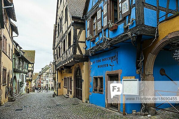 Mittelalterliche bunte Fachwerkhäuser  Riquewihr  Grand Est  Haut-Rhin  Elsass  Frankreich  Europa