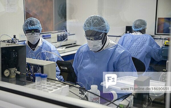 Produktion von Antigen Tests im Institut Pasteur für den Senegal  Dakar  17.06.2021.  Khombole  Senegal  Afrika