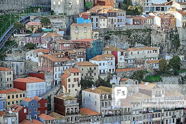 Charmante  traditionelle  farbenfrohe Häuser an der historischen Uferpromenade von Porto  Portugal  Europa