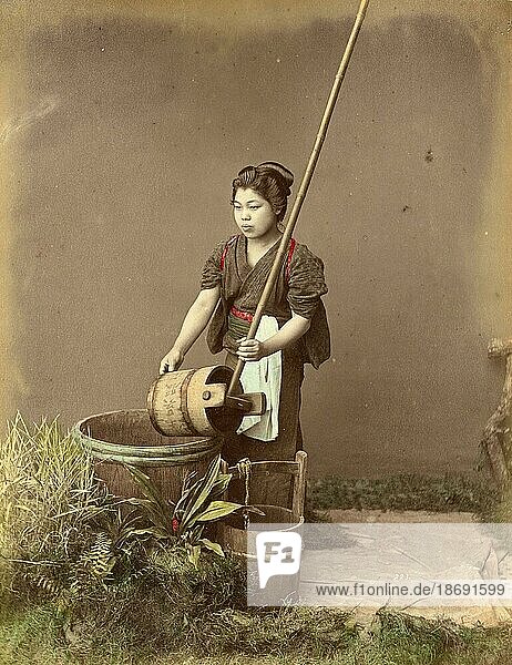 Frau schöpft Wasser aus einem Brunnen  um 1870  Japan  Historisch  digital restaurierte Reproduktion von einer Vorlage aus der damaligen Zeit  Asien