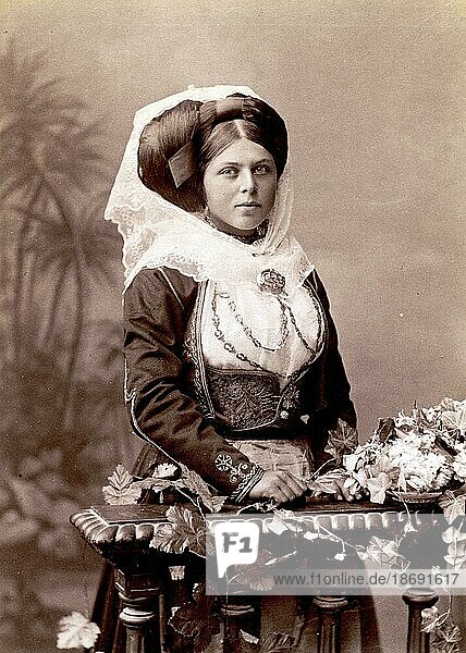 Studio-Porträt einer Frau in traditioneller griechischer Kleidung  1870  Griechenland  Historisch  digital restaurierte Reproduktion von einer Vorlage aus dem 19. Jahrhundert  Europa