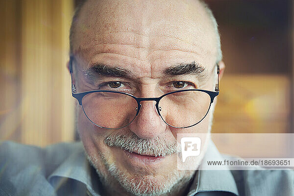 Lächelnder älterer Mann mit Brille
