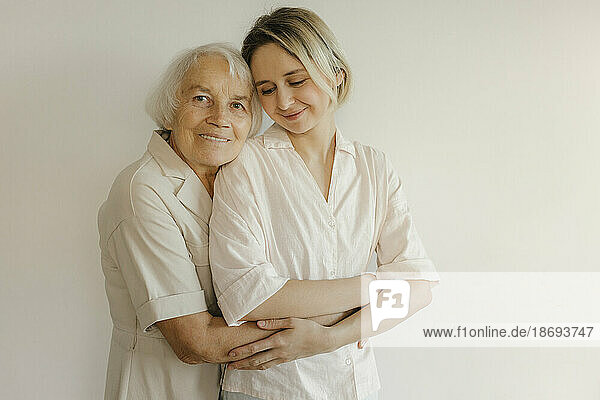 Großmutter umarmt Enkelin zu Hause