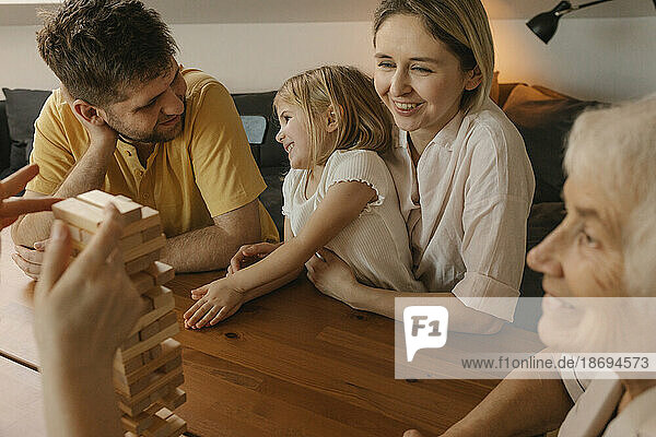 Fröhliche Familie spielt zu Hause Freizeitspiel