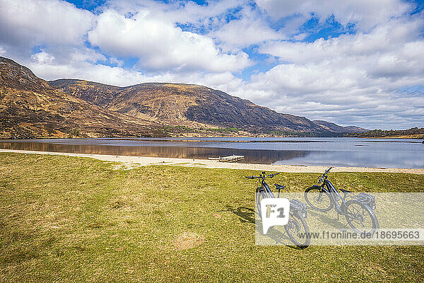 Großbritannien  Schottland  zwei Fahrräder am Ufer des Loch Affric zurückgelassen