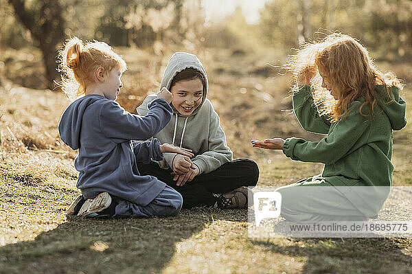 Kinder spielen an einem sonnigen Tag auf der Lichtung im Wald