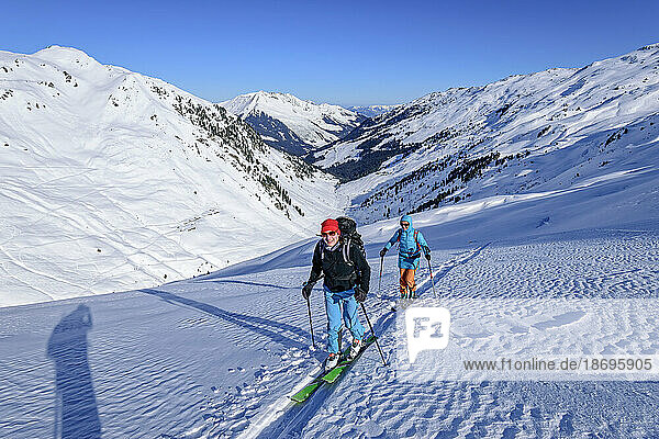 Österreich  Tirol  zwei Skifahrer in den Kitzbüheler Alpen