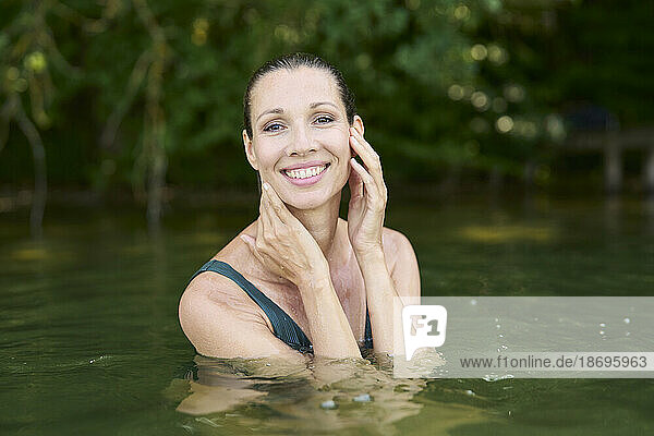 Glückliche Frau genießt den See