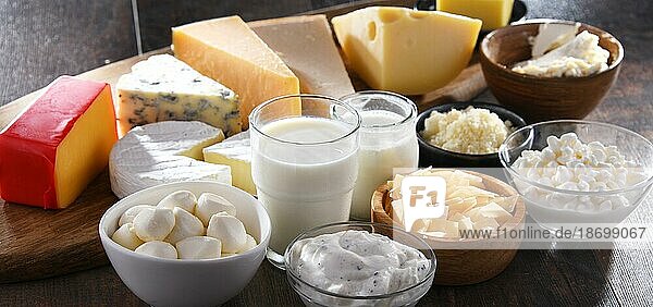 Verschiedene Milcherzeugnisse wie Käse  Milch und Joghurt