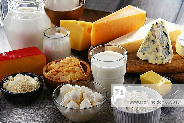 Verschiedene Milcherzeugnisse wie Käse  Milch und Joghurt