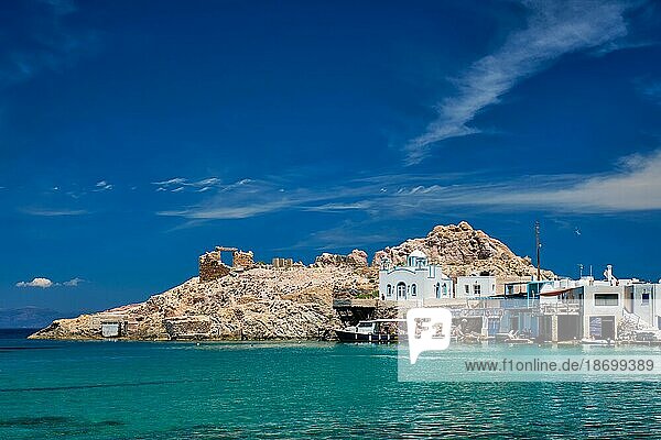 Griechisches Dorf mit malerischer Aussicht in Griechenland  das Strand und Fischerdorf Firapotamos auf der Insel Milos  Griechenland  Europa