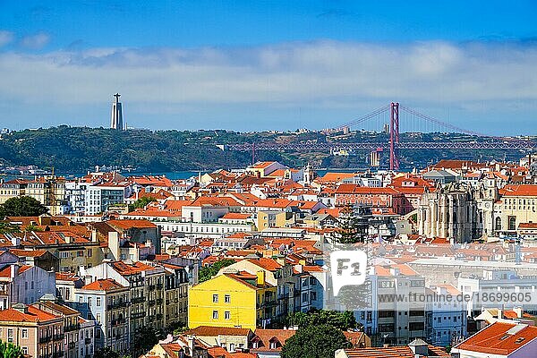 Berühmter Blick auf Lissabon vom Aussichtspunkt Miradouro dos Barros über das Altstadtviertel Alfama  die Brücke des 25. April und die Christkönigsstatue. Lissabon  Portugal  Europa