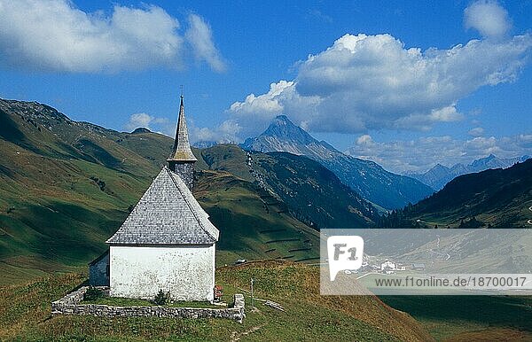 Kapelle auf dem Hochtannbergpass mit Blick zum Biberkopf  Österreich  Vorarlberg  Europa