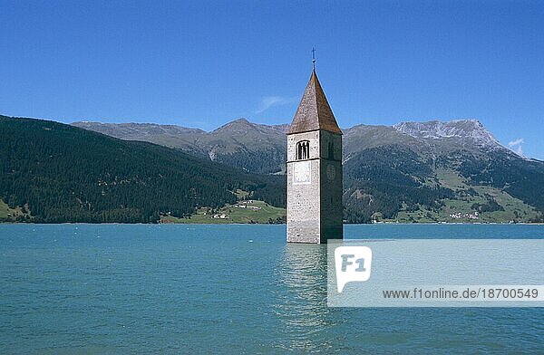 Kirchturm im Reschensee Südtirol  Italien  Alpen  Europa