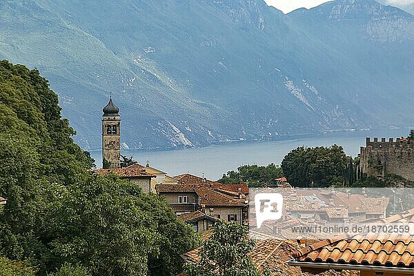 Blick über die Dächer von Thenn auf den Gardasee in der Gemeinde Riva del Garda der Provinz Trentino Norditalien Europa