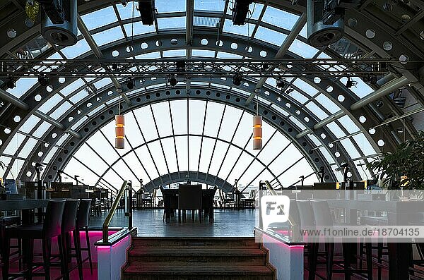 Innenaufnahme  Restaurant unter Glaskuppel  KaDeWe Kaufhaus des Westens  Berlin  Deutschland  Europa