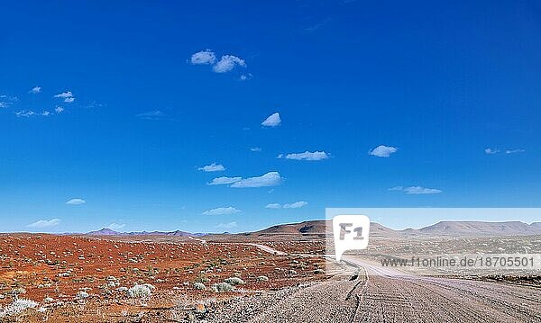 Straße und Landschaft im Norden von Namibia