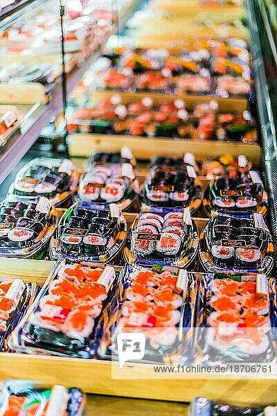 SINGAPUR 3. MÄRZ 2020: Vorgepacktes  verzehrfertiges Sushi  das in einem gewerblichen Kühlschrank zum Verkauf angeboten wird