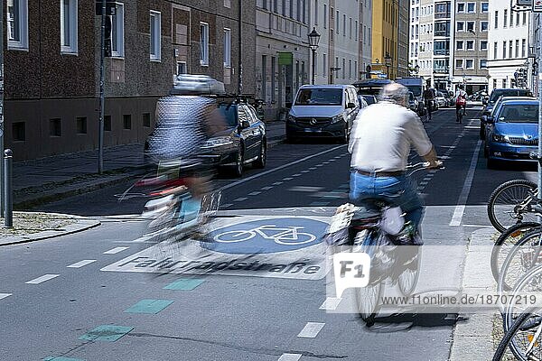 Radfahrer fahren über Markierung einer Fahrradstra?üe in Berlin  30.05.2023.  Berlin  Deutschland  Europa