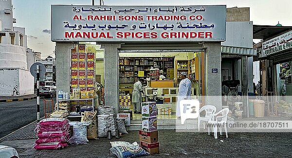 Straßenszene  Handel  Laden  Männer  Kleidung  traditionell  Gewürze  Oman  Schlachtung  Asien