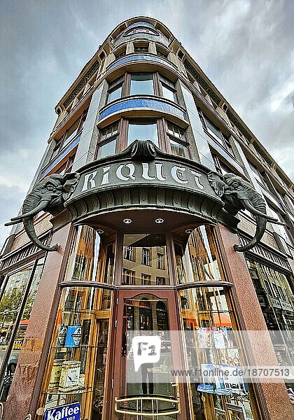 Riquethaus  Kaffeehaus Riquet Café  Eingang mit zwei Elefanten  Jugendstilcafe  Jugendstil  Leipzig  Sachsen  Deutschland  Europa