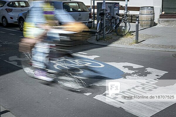 Eine Radfahrerin fährt über Markierung einer Fahrradstra?üe in Berlin  30.05.2023.  Berlin  Deutschland  Europa