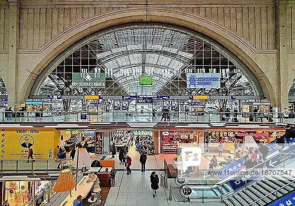 Cross platform hall with shopping centre and view to the tracks  main station  Leipzig  Saxony  Germany  Europe