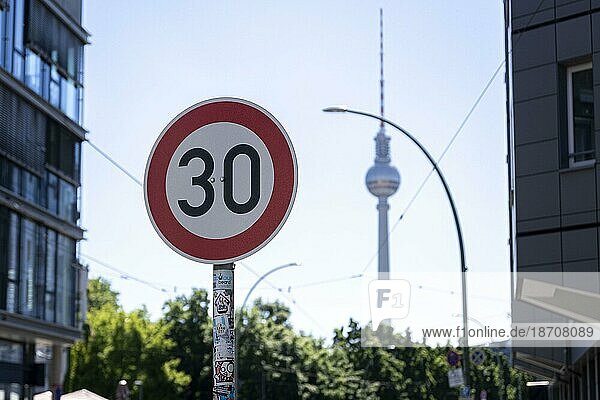Ein Tempo-30-Schild steht im Vordergrund des Fernsehturms in Berlin  30.05.2023.  Berlin  Deutschland  Europa