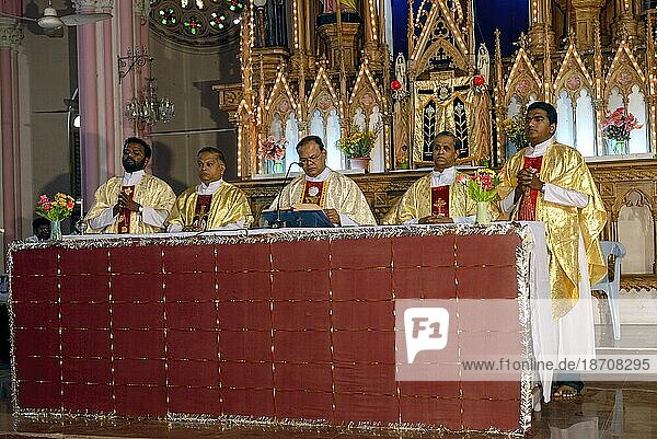 Heilige Messe  Die 1840 erbaute Kirche unserer Lieben Frau von Lourdes ist die Nachbildung der Lourdes-Basilika in Tiruchirappalli Trichy  Tamil Nadu  Südindien  Indien  Asien. Gallisch-katholischer Stil  Asien
