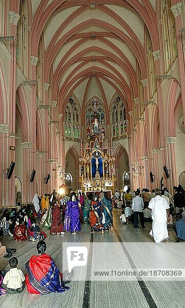 Innenraum  Die 1840 erbaute römisch-katholische Kirche Unserer Lieben Frau von Lourdes ist die Nachbildung der Basilika von Lourdes in Tiruchirappalli Trichy  Tamil Nadu  Südindien  Indien  Asien. Gallisch-katholischer Stil  Asien