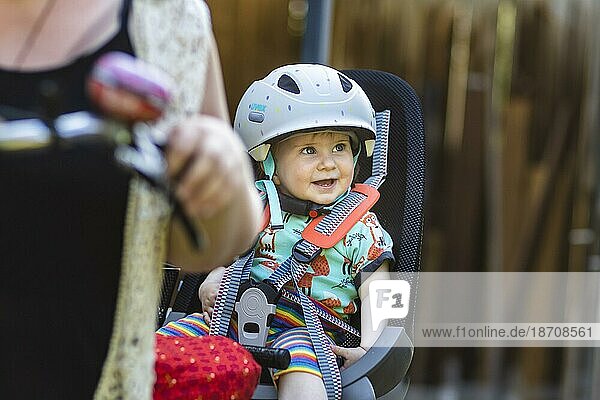 Kleinkind  11 Monate alt  mit Fahrradhelm.  Bonn  Deutschland  Europa