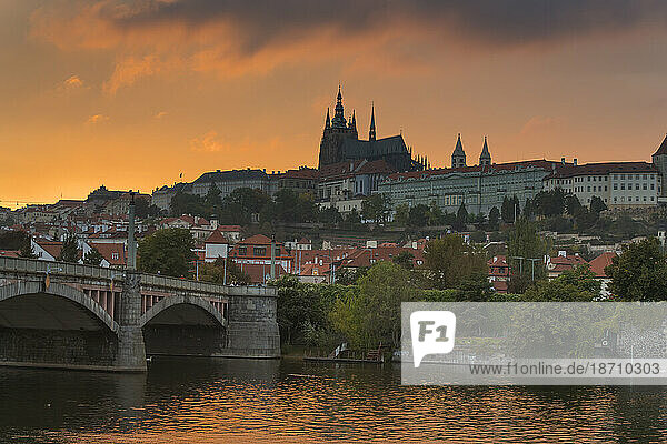 Prague Castle and Manes Bridge at sunset  Prague  Bohemia  Czech Republic (Czechia)  Europe