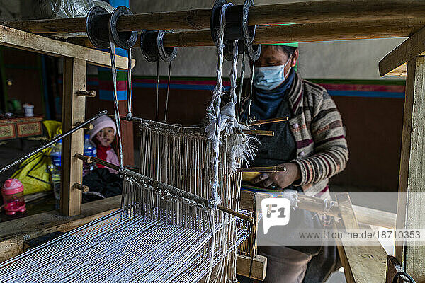 Traditional weaving in the village of Tsarang  Kingdom of Mustang  Nepal  Asia