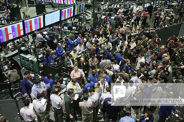 View over the trading floor for Oil Futures at The New York Mercantile Exchange (NYMEX)