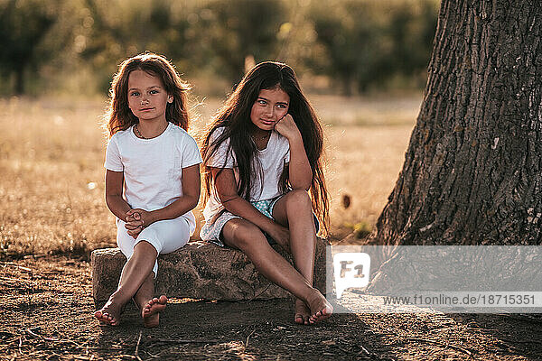Two little girls in Natur  portrait  country life  family weekend