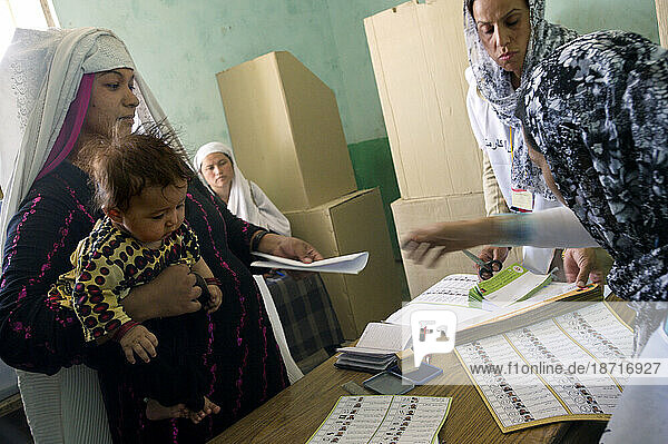 Afghan women vote in the 2009 presidential and provencial elections in Mazar-i Sharif  Afghanistan