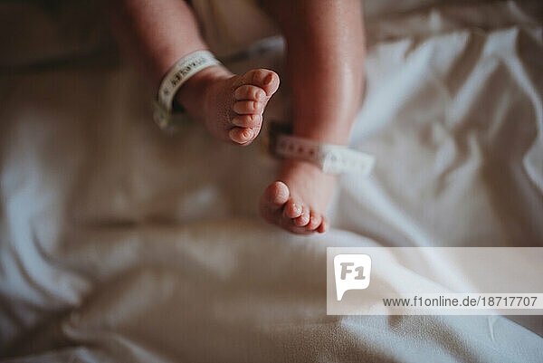Fresh newborn toes