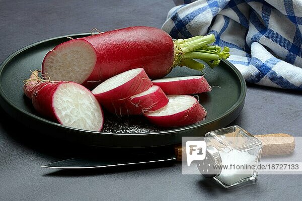 Roter Rettich  aufgeschnitten  mit Salzfass  Foodfotografie