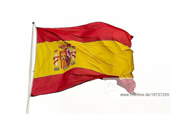 Flagge von Spanien weht im Wind mit weißem Hintergrund und Kopie Raum