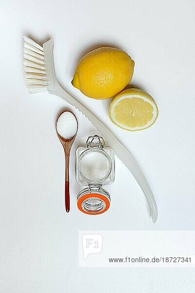 Zitronensäure in Holzlöffel und Glasbehälter  Putzbürste und Zitrone