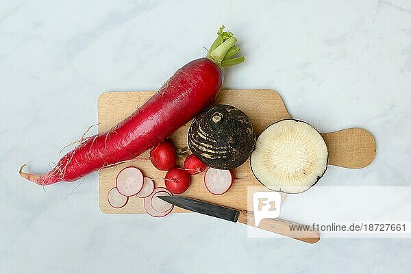 Roter und Schwarzer Rettich  Radieschen  aufgeschnitten auf Holzbrett  Foodfotografie