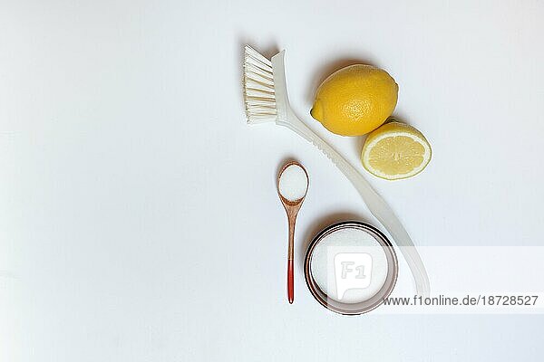 Zitronensäure in Holzlöffel und Schälchen  Putzbürste und Zitrone