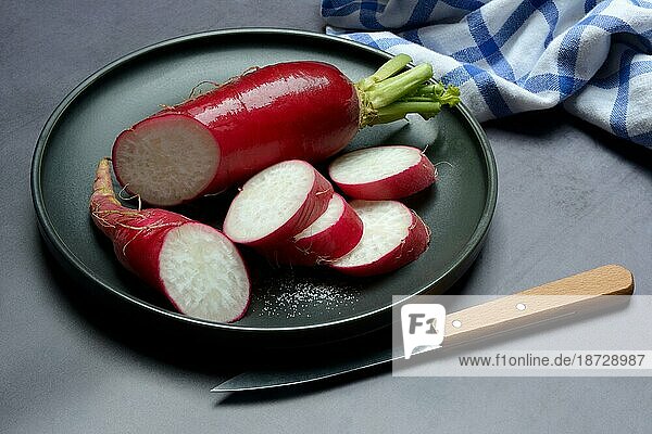 Roter Rettich (Raphanus)  aufgeschnitten auf Teller  Foodfotografie