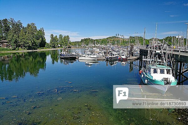 Kleine Fischerboote im ruhigen glasklaren Wasser  Ruhe  Stille  Vancouver Island  Nationalpark  Pazifik  Britisch-Kolumbien  Kanada  Nordamerika