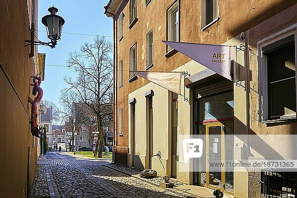 Kopfsteinpflaster in den Straßen der Altstadt von Klaipeda  Litauen  an einem sonnigen Tag. Alte Gebäude  Häuser  Galerien  Geschäfte  Restaurants  Europa
