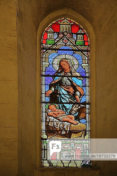 Buntes Kirchenfenster mit Muttergottes und Jesuskind  St. Ägidius St-Gilles  Saint  Innenansicht  Glasmalerei  Kunsthandwerk  Kunst  Heiligenschein  Gard  Camargue  Provence  Frankreich  Europa