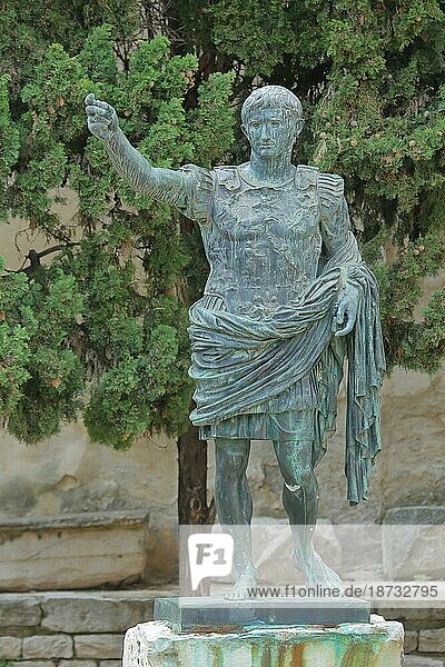 Statue vom 1. römischen Kaiser Augustus am Torbogen Porte d'Auguste  Tor  Denkmal  erster  Herrscher  Skulptur  Gestik  Arm  hoch  Sieger  Nîmes  Gard  Provence  Frankreich  Europa