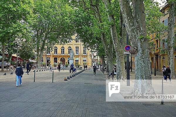 Berühmte Cours Mirabeau Boulevard mit Allee und zum Flanieren  Fußgänger  Straße  Aix-en-Provence  Bouches-du-Rhône  Provence  Frankreich  Europa
