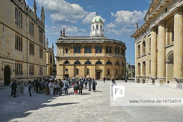 Touristen auf dem Sheldonian Quad mit dem Sheldonian Theatre  links die Divinity School  rechts das Clarendon Building  Oxford  Oxfordshire England  Großbritannien  Europa