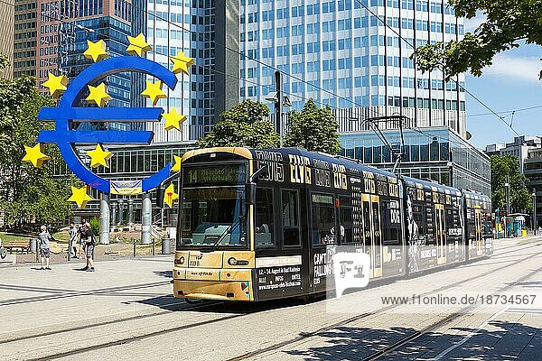 Straßenbahn am Willy-Brandt-Platz ÖPNV öffentlicher Nahverkehr Transport in Frankfurt  Deutschland  Europa